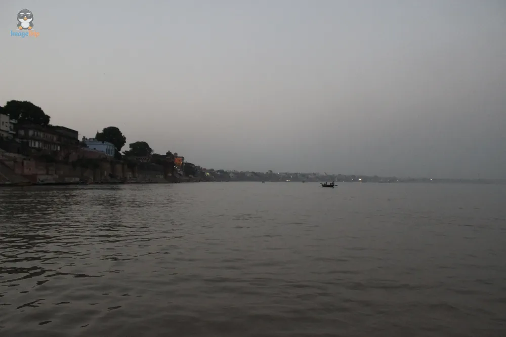 BarcoVaranasiGanges_10