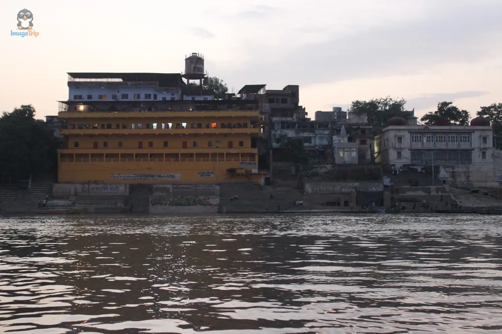 BarcoVaranasiGanges_13