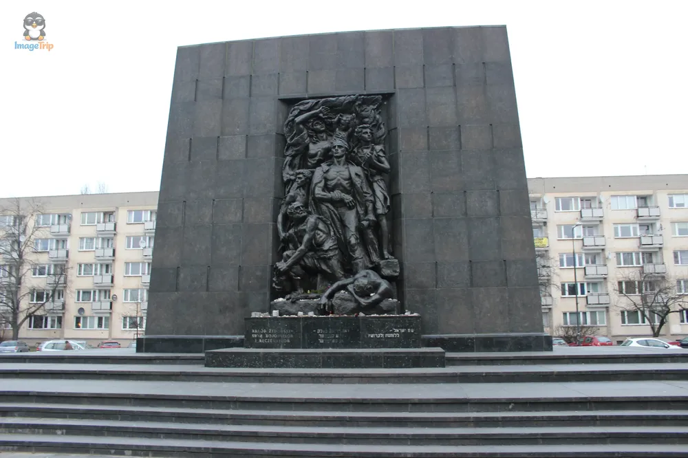 Monumento heroes Gueto 1