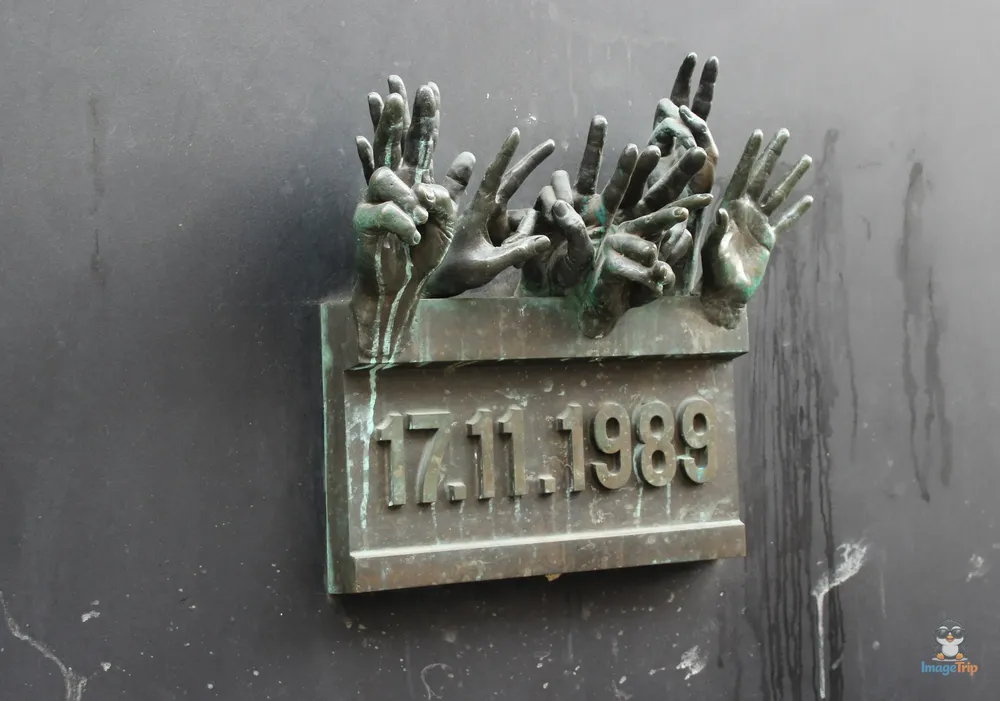 Memorial Revolucion Terciopelo 1