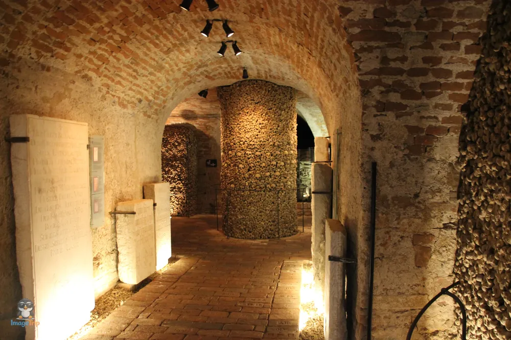 Brno Iglesia Santiago Osario 7